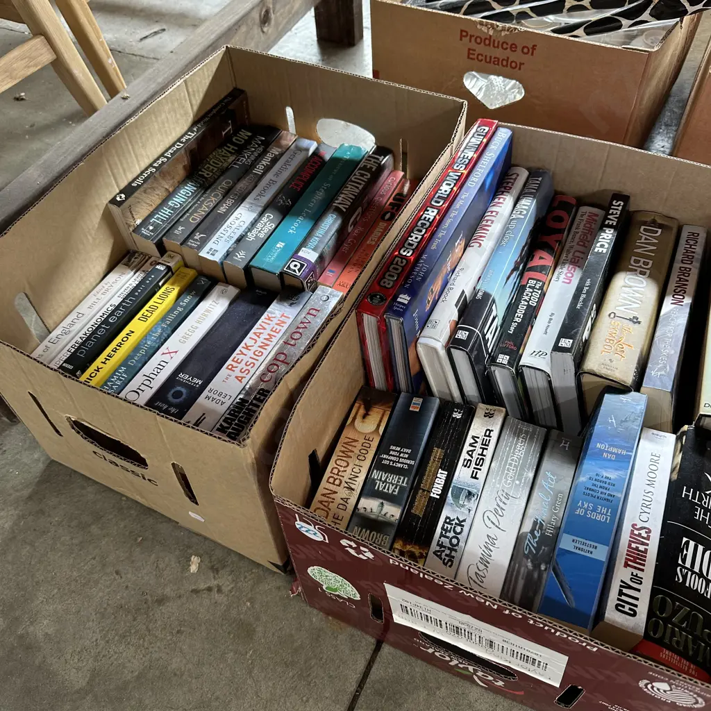 Two boxes of good books. Image 1++