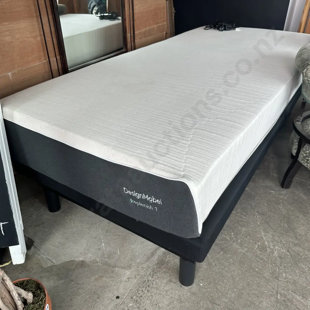 DesignMobel Replenish 1 mattress on adjustable electric base excellent condition Image 1++