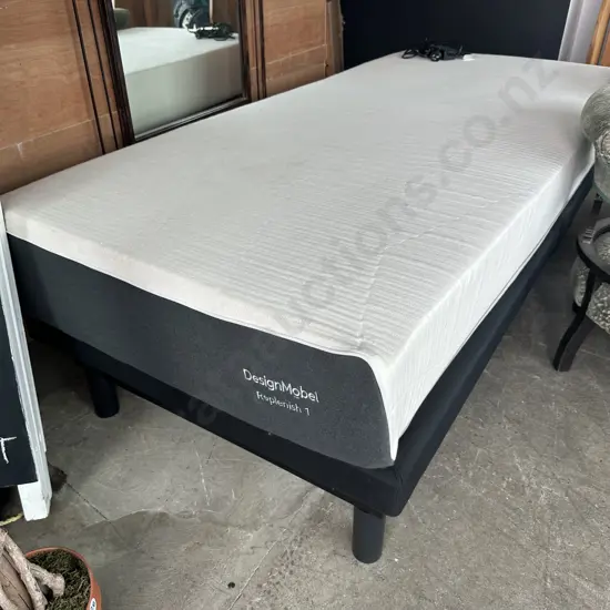 DesignMobel Replenish 1 mattress on adjustable electric base excellent condition