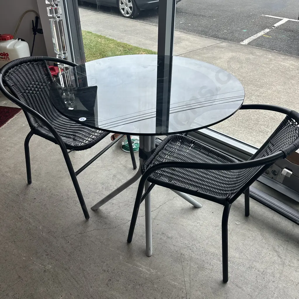 patio table and 2 chairs Image 1++