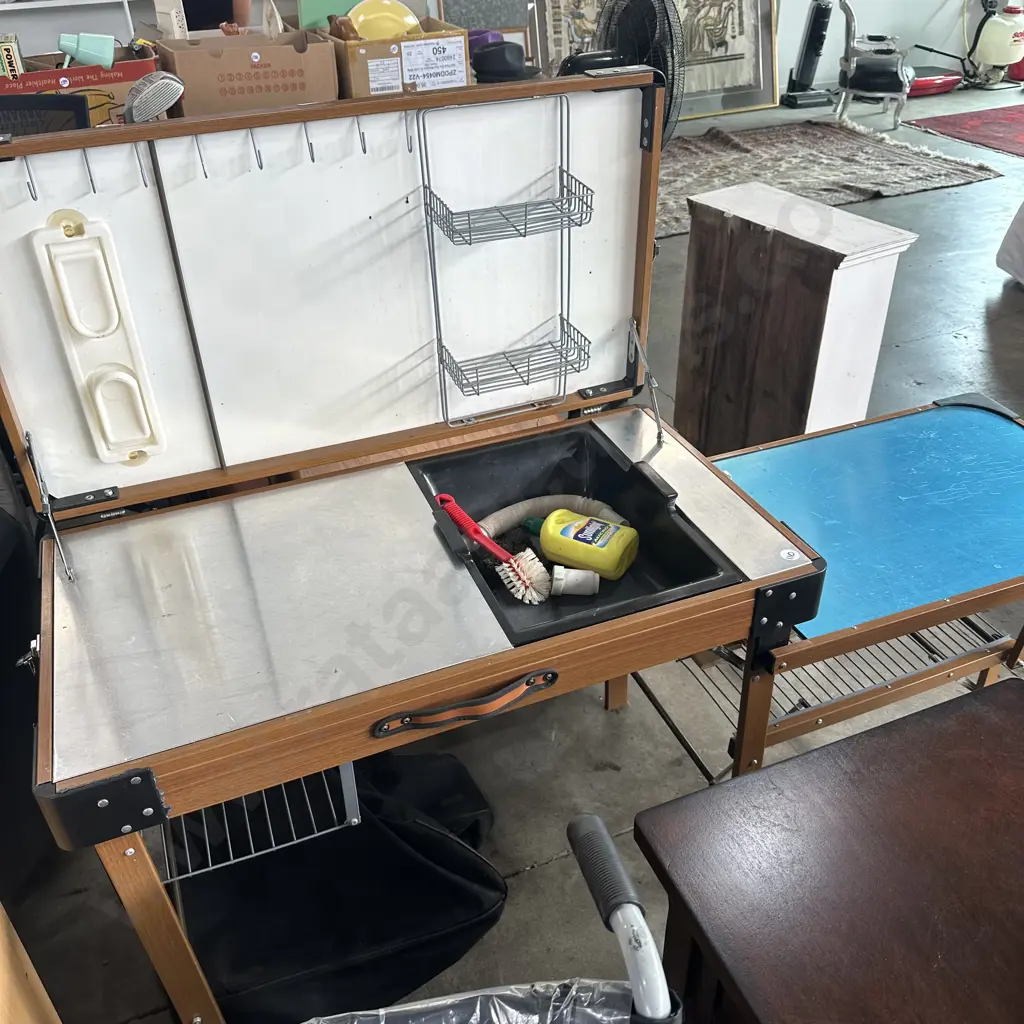 camping kitchen, games table Image 1++