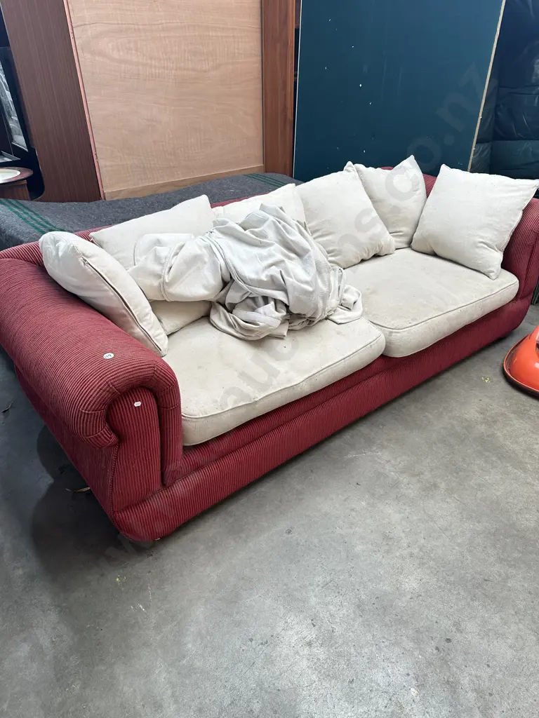 Rolled arm couch. Image 1++