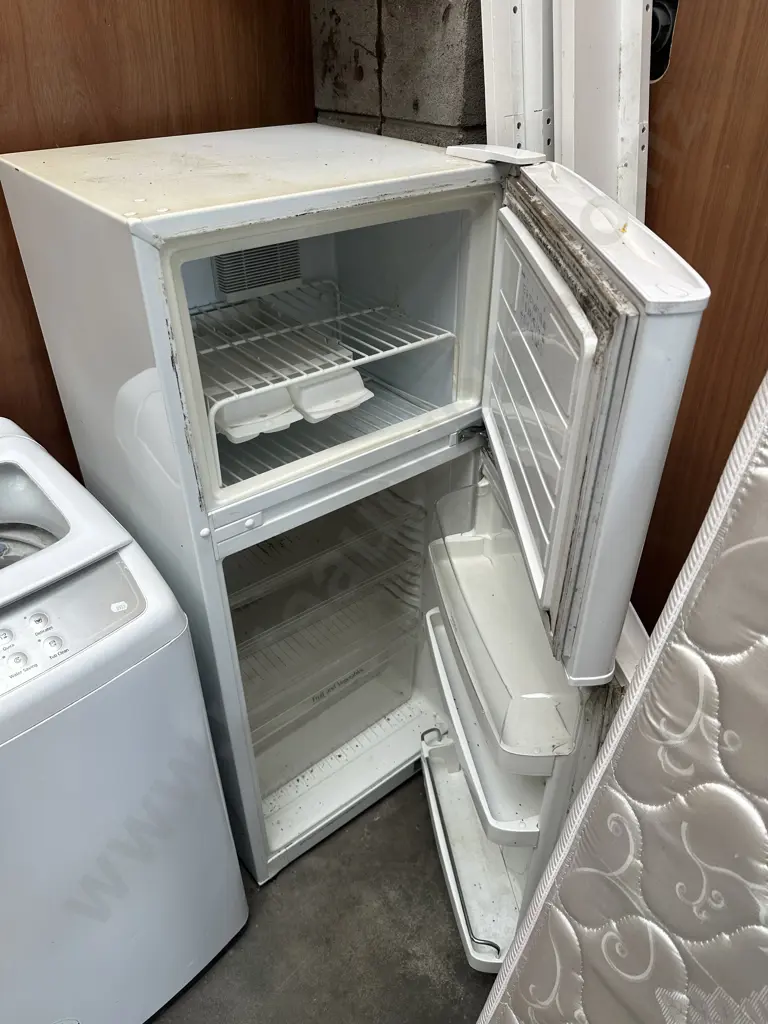 Fridge/freezer needs a clean. Image 1++