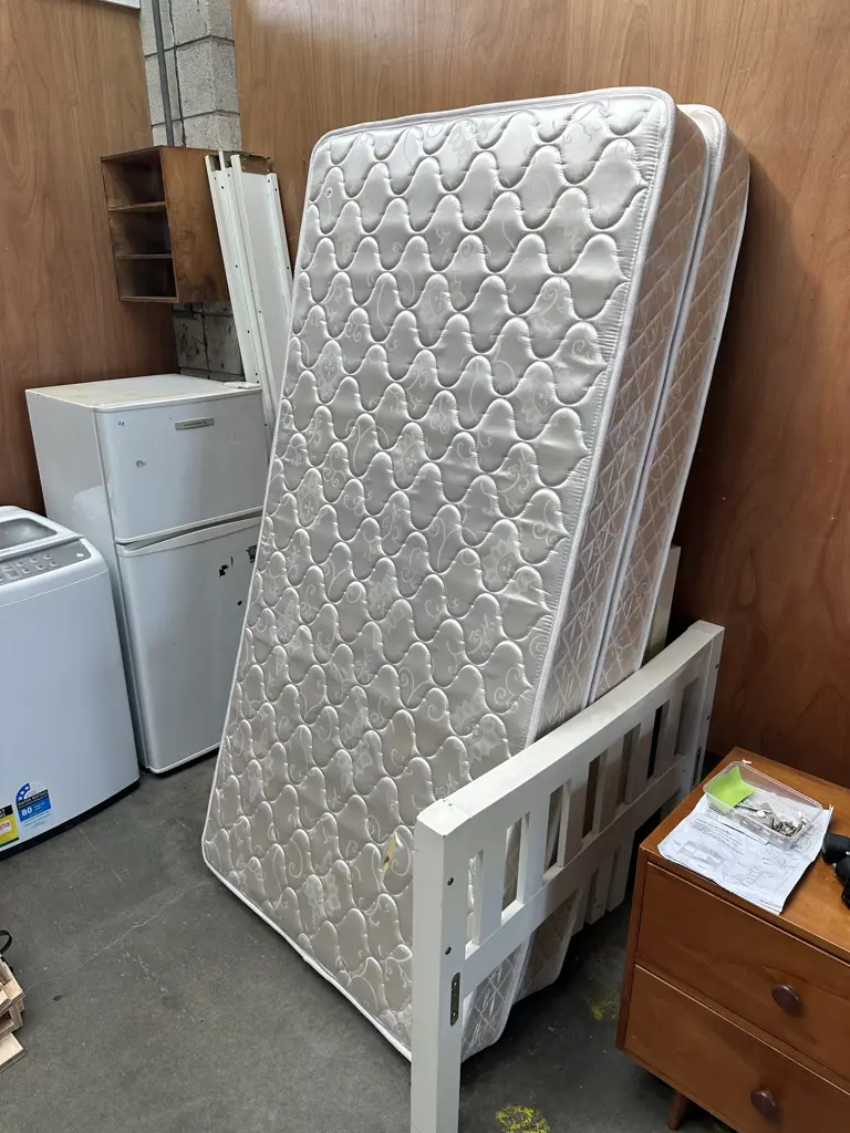 Pair of single beds, can be made into bunks - average. Image 1++