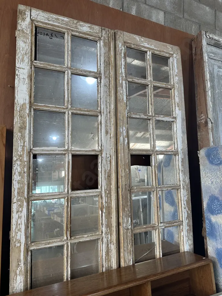 Tall mirrored doors. Image 1++