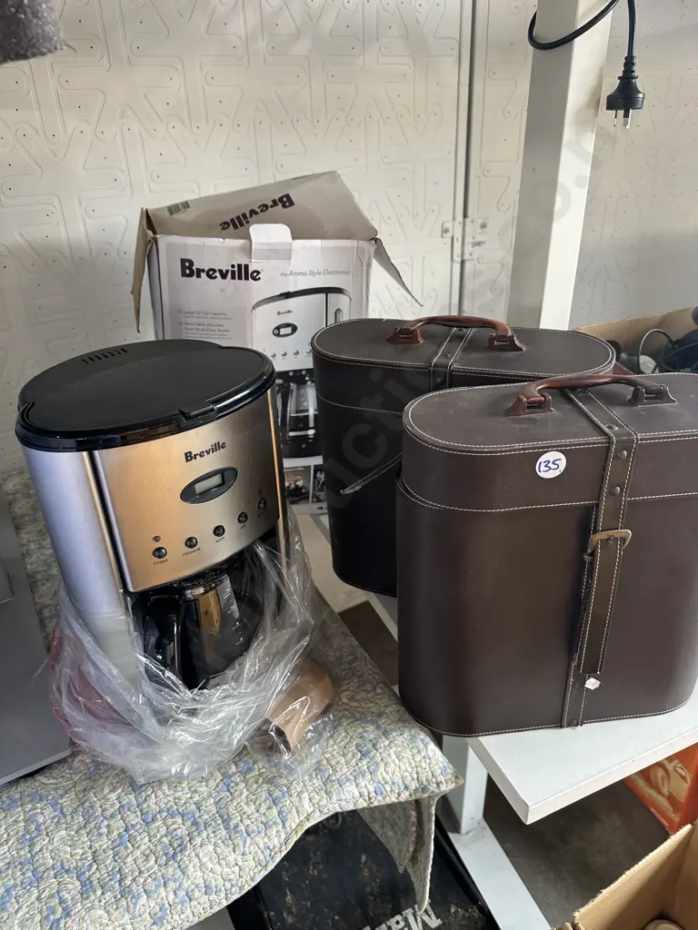 Un-used Breville coffee machine and a pair of leather cases. Image 1++