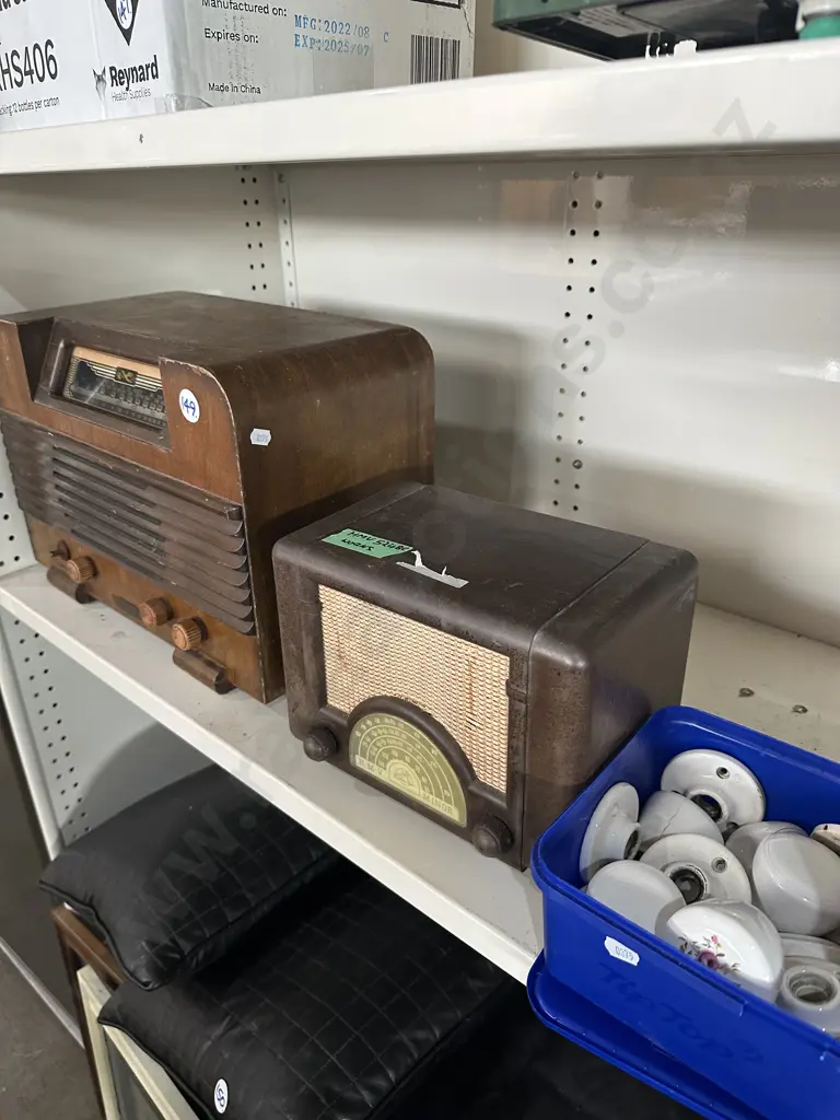 Two vintage radios plus porcelain door handles. Image 1++