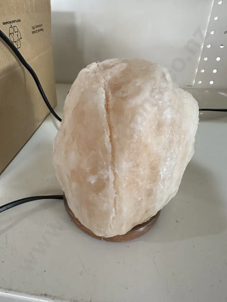 salt lamp has small split Image 1++