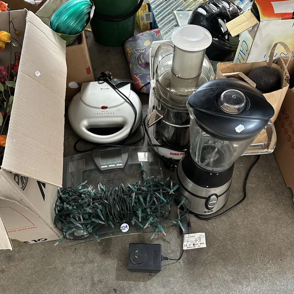 Bay lot scales, appliances, lights and artificial flowers etc. Image 1++