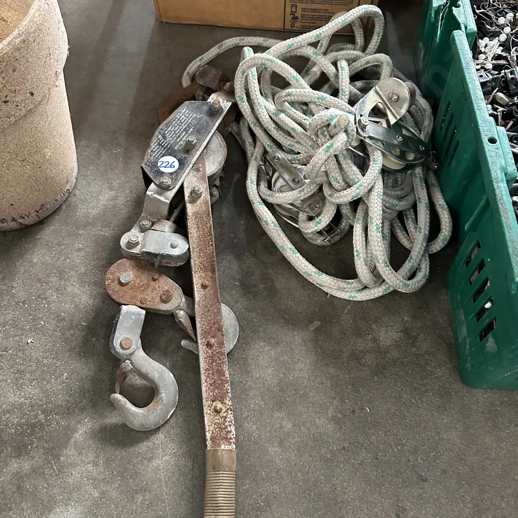 Pulley lifter and hand winch, Image 1++
