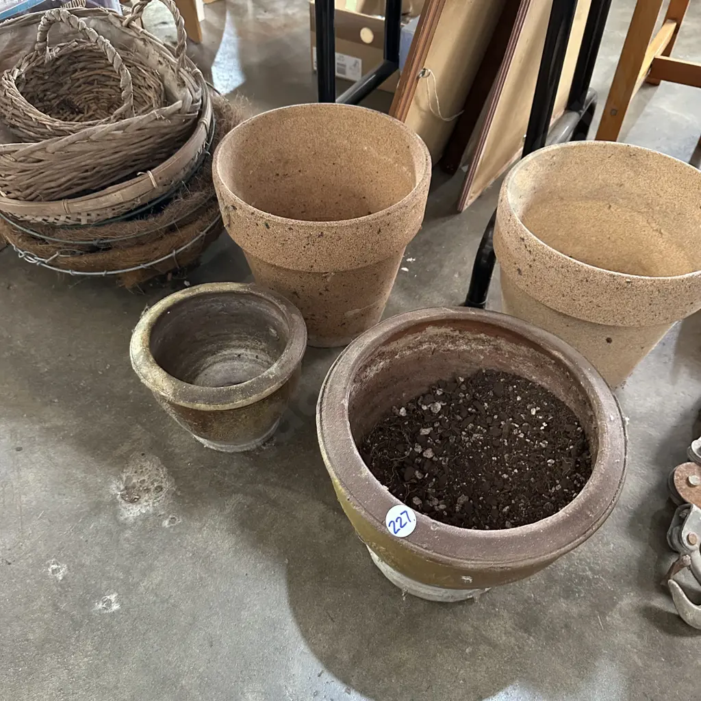 Planters and baskets. Image 1++