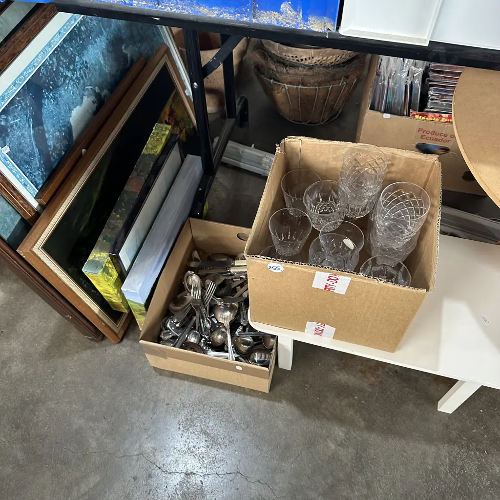 Bay lot of petticoat table, glasses, pictures, cutlery etc. Image 1++